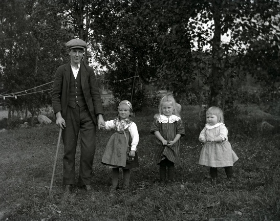 Ahlkvist, Emil med barn, Signe tillvänster